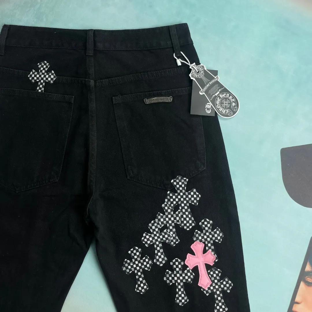 🅿️290 🔘Model No.-KL118 🔘Cro Xin𝐂𝐡𝐫𝐨𝐦𝐞 𝐇𝐞𝐚𝐫𝐭 CH Limited Flame Pink Cross Patchwork Straight Leather Jeans* In Cro Xin’s fashion map, these shorts are one of a kind. It is made of beaded canvas fabric and has been washed with heavy industry. The upper body is full of texture and the trousers are crisp and neat. The overall design adopts three-dimensional cutting technology and is extremely exquisite. Its hardware is customized according to ZP genuine products, with a customized small leather label, and the design is unique. The beaded canvas fabric is thick, not only soft after washing, but also very breathable. The details of the shorts are extremely well handled, simple and elegant, and the workmanship is exquisite. Every trace is neat and detailed, demonstrating excellent quality. The style of these shorts is super cool and breaks gender barriers. It can be easily worn by both men and women. It perfectly interprets the genderless fashion trend and easily enhances the wearer's fashion aura.  Size: S M L XL XXL (28.30.32.34.36) Color: Black
